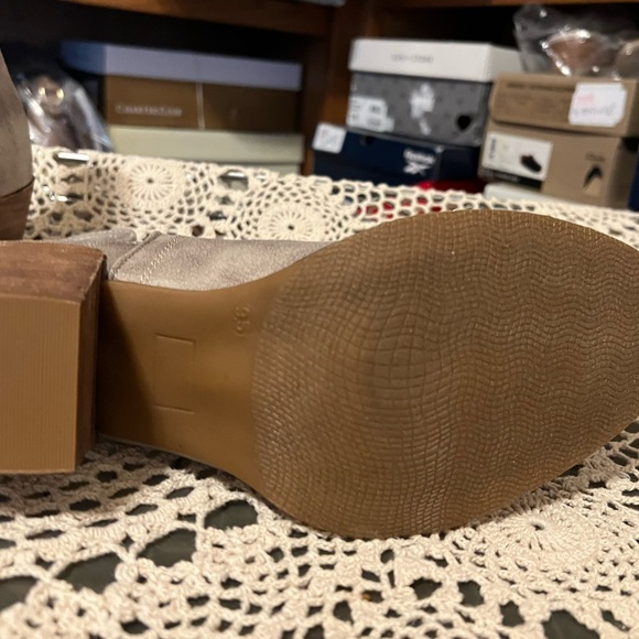 NWT: size 9.5 bootie - Picture 4 of 9